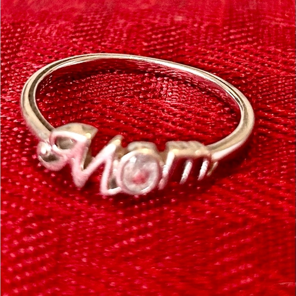 Elegant Sterling Silver 'Mom' Ring